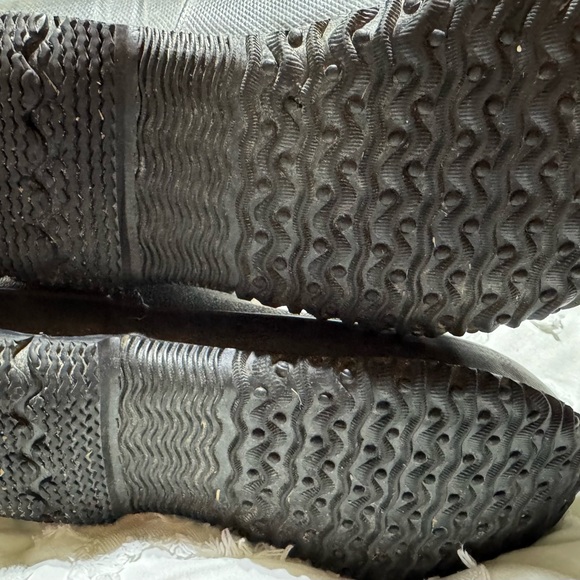 BOGS Kids Size 4. Great shape! Less expensive than Black Friday sale!! - Picture 9 of 12